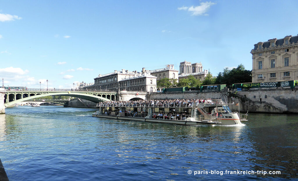 Paris Sommer 2022, Bateau Mouche auf der Seine