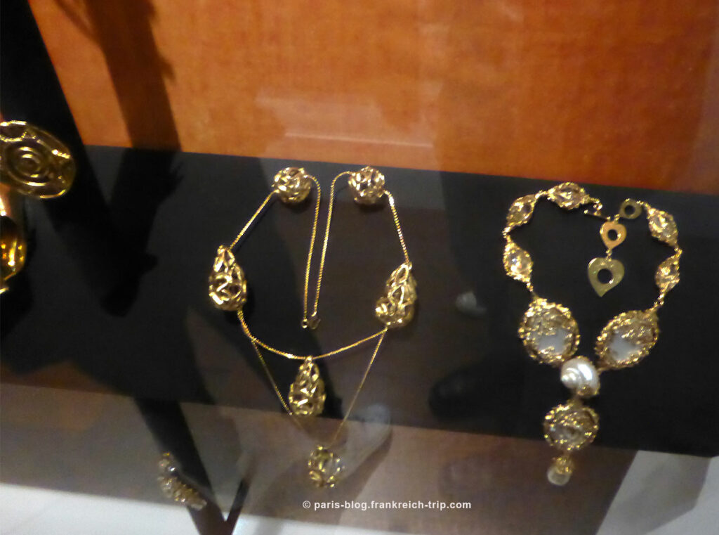 Halsketten Yves Saint Laurent Ausstellung Gold