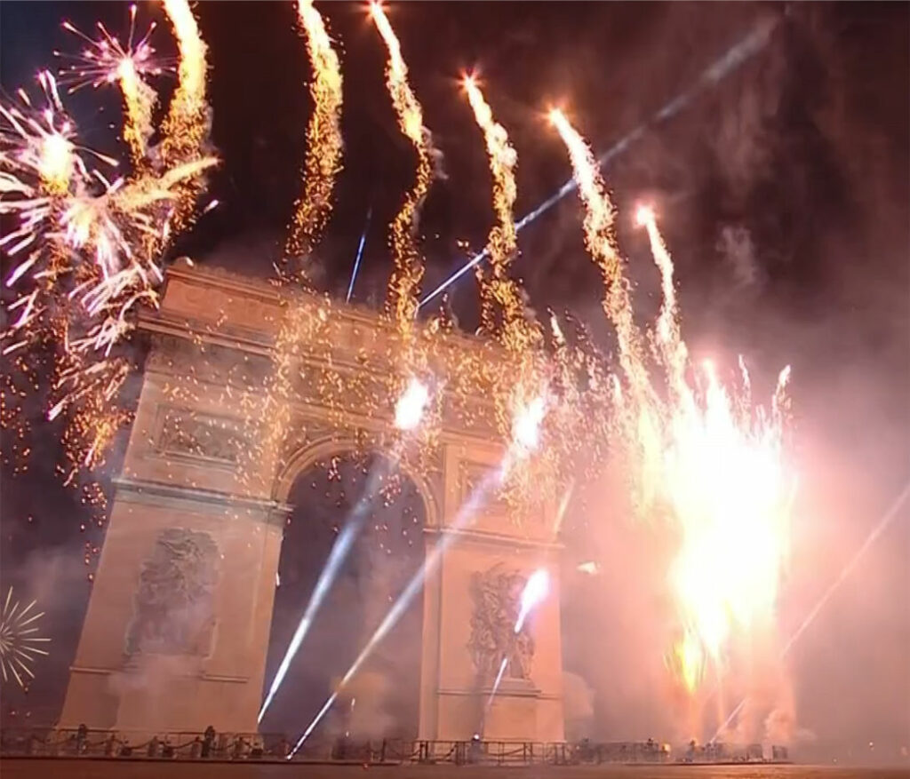 Silvesterfeuerwerk in Paris am Triumphbogen