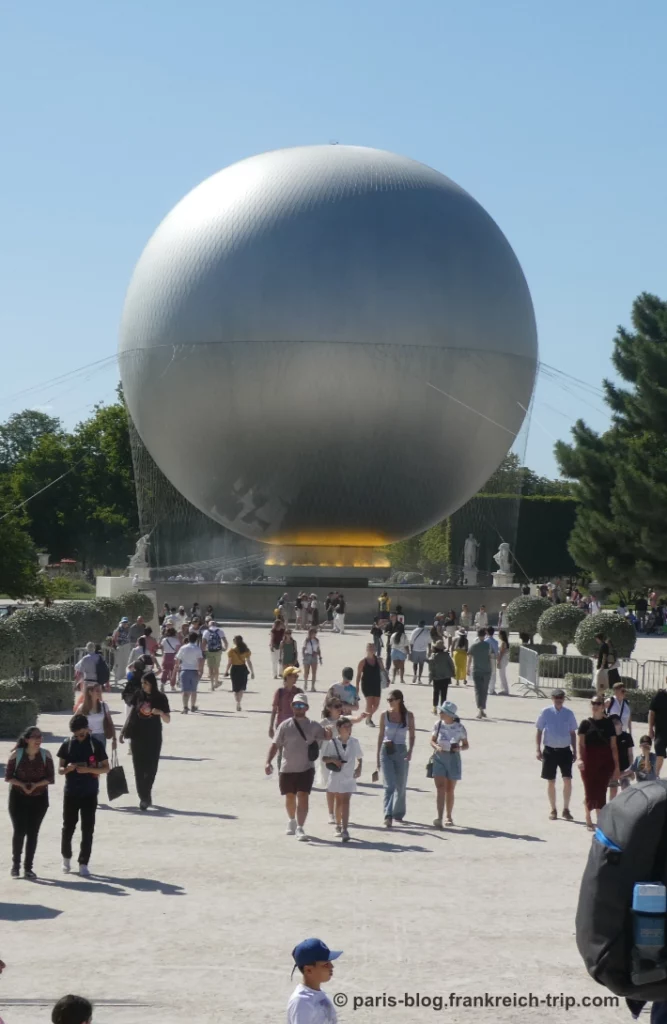 Ballon mit Olympischer Flamme Paris 2025 bei Tag
